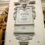 Le cœur de Frédéric Chopin placé dans un pilier de l'église de la Sainte-Croix à Varsovie