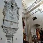 Le cœur de Frédéric Chopin placé dans un pilier de l'église de la Sainte-Croix à Varsovie